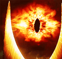 GIF de l'oeil de Sauron dans le film du seigneur des anneaux, afin d'illustrer le fait que les raccourcis VS Code peuvent s'utiliser sur une large gamme de langages de programmations différents. Avec en légende le trait d'humour suivant : "Une seule gamme de raccourcis pour les gouverner tous, et sur VS Code les lier."