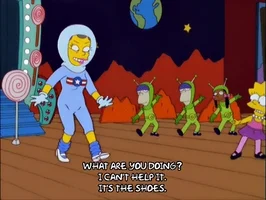 simpsons What are you doing? O que você está fazendo?
I can't help it. Não posso evitar.
It's the shoes. São os sapatos.