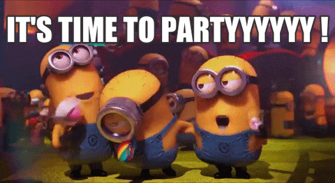 Gif k svátku se třemi zpívajícími mimoni, foukajícími na narozeninovou frkačku a s nápisem "It´s time to partyyyyyy!". 