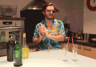 Gif s mužem ve slunečních brýlích míchající drink, vytvářející duhu.