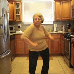 Gif s tancujícími seniorkami v kuchyni.