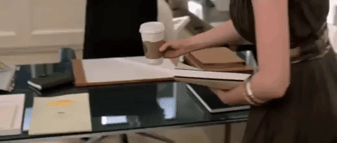 Andrea (Anne Hathaway) entregando el manuscrito del libro de Harry Potter a Miranda Priestly (Meryl Streep) 