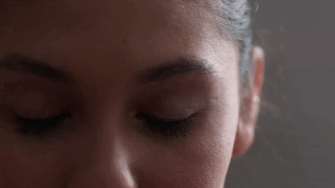 Femme avec des faux-cils