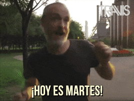 Celebrity gif. Fran Healy hops up and down happily, dancing with chicken wing arms. Text, in Spanish, reads, "Hoy es Martes!"