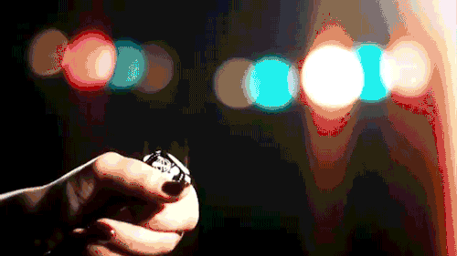 Pohyblivý gif se dvěma ženami vystřelující šampaňské do vzduchu. 