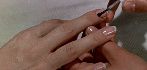 Czy uważasz że pomalowane paznokcie u kobiecych dłoni to wyraz większej