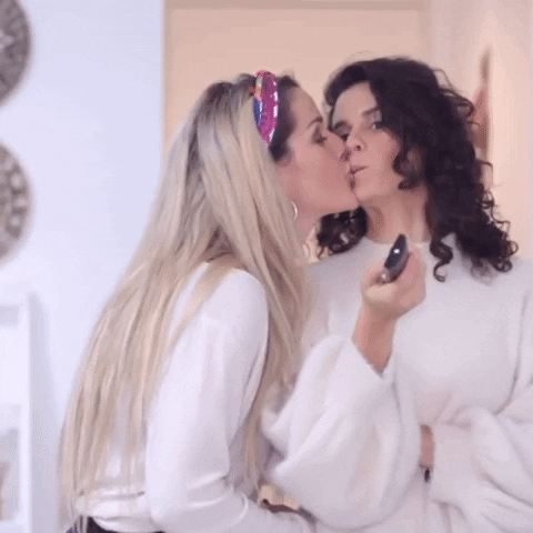 ValenySofi tv kiss lgbt beso GIF