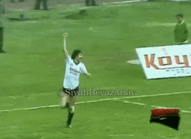 Sari Firtina GIF