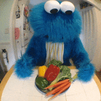 Une bête à poil bleu jetant son assiette de légumes