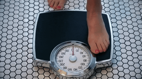 Femme qui monte sur une balance