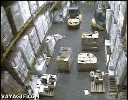 Vidéo de surveillance d’un entrepôt, un chariot de manutention rentre dans une étagère, tout s’effondre