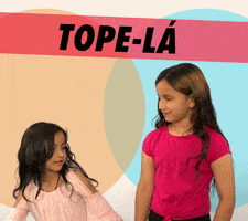 Video gif. Two little girls try to high five each other and miss, then both turn around laughing. Text, in Portuguese, reads "Tope-lá."