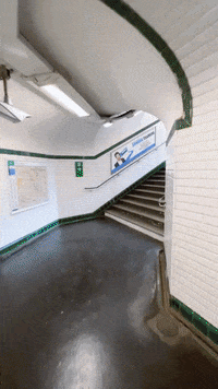 RATP-escalier-marches-monte-des-Vj8OvVxjprb1r9EEZ6