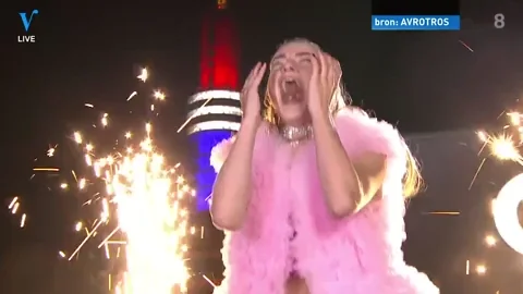 giphy.webp?cid=6c09b952elnmgw4jo2pd7u1p0fj3n46y86rwatxhwj5crqqk&ep=v1_internal_gif_by_id&rid=giphy.webp&ct=g