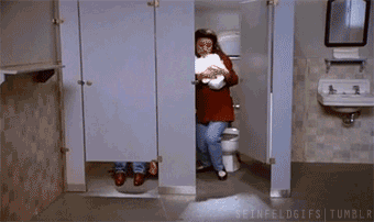 Mulher roubando os rolos de papel higiênico de um banheiro publico.
