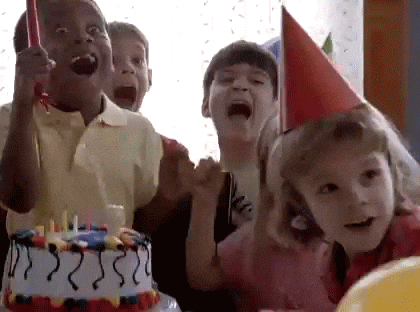 Gif s jásajícími dětmi na narozeninové oslavě.