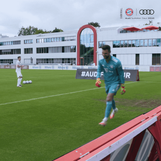 Robert Lewandowski Run GIF by FC Bayern Munich