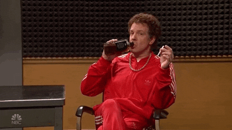Gif s mužem pijícím alkohol přímo z láhve a ukazujícím směrem k pozorovateli. 