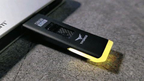 十銓 T-FORCE SPARK RGB 隨身碟開箱:存取高效,RGB 燈效兼具酷炫與實用性!更能同時支援 PC 與遊樂器! - 阿祥的網路筆記本 十銓 T-FORCE SPARK RGB 隨身碟開箱:存取高效,RGB 燈效兼具酷炫與實用性!更能同時支援 PC 與遊樂器! - 阿祥的網路筆記本