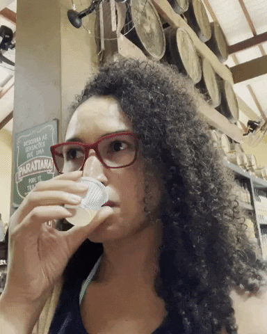 Denise experimentando cachaça em Paraty
