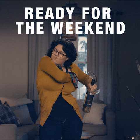 Gif se ženou s láhví vína v ruce vytahující si druhou rukou podprsenku z pod blůzky a s nápisem "Ready for the weekend". 