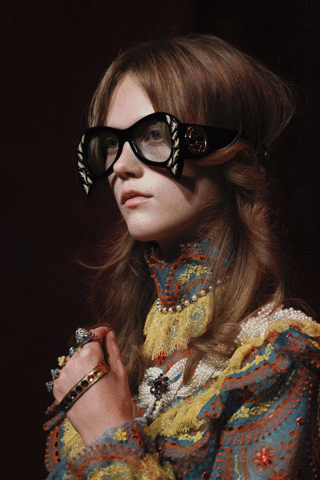 chloecomprando complementos GIF