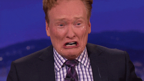 TV-gif.  Conan O'Brien huilt absurd en overdramatisch met zichtbare stromende tranen over zijn gezicht.