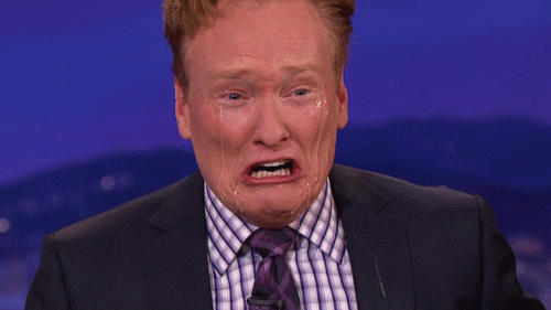 TV-gif.  Conan O'Brien huilt absurd en overdramatisch met zichtbare stromende tranen over zijn gezicht.