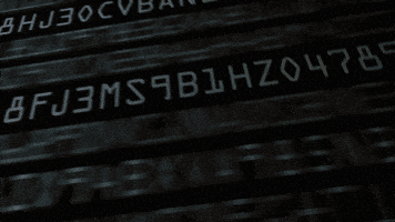 Sequência de códigos alfanuméricos em uma tela escura, simulando criptografia e segurança digital.