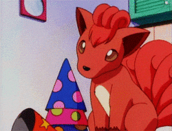 Pohyblivá kreslená animace s červeným pokémonem nasazujícím si narozeninovou čepičku. 