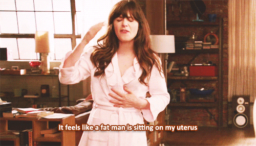 GIF Jess New Girl dice che si sente come se un uomo ciccione fosse seduto sul suo utero mestruazioni dolorose