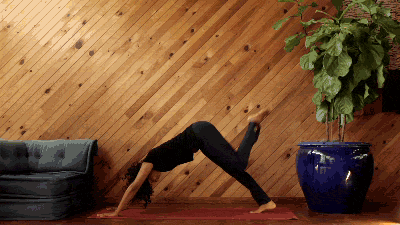 Gif d'une femme faisant du Yoga