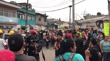 Volunteers Gather in Mexico City Suburb to Aid Earthquake Cleanup
