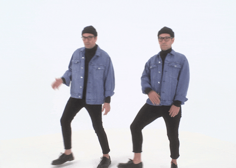 Pohyblivý obrázek se dvěma stejně oblečenými tancujícími muži.