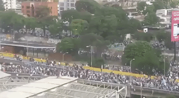 Police Attempt to Control Protests on Caracas Highway, Fire Tear Gas