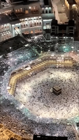 Mecca Crowds Circling Kaaba During Ramadan