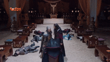 Con trai đứng hình nhìn cha đầu hàng kẻ địch