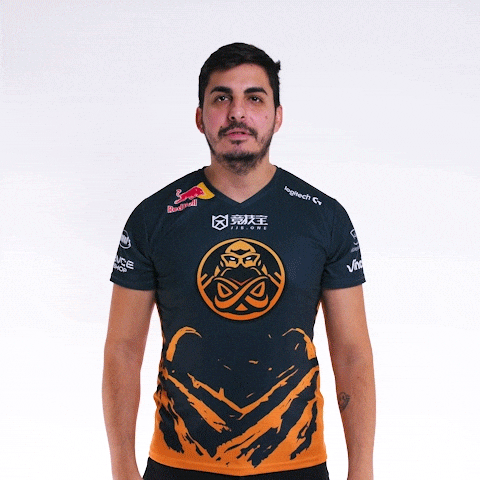 o que falar no jogo online em ingles

DESCRIÇÃO: O jogador espanhol de Counter Strike Jaime Callejas de la Pinta (conhecido como "Sens") está na tela. Ele é um homem jovem, moreno, com barba rala e está usando uma camiseta preta e laranja de uma equipe de CS. 