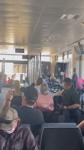 Southwest Airlines Staff Member Sings to Passengers During Power Outage at Phoenix Airport