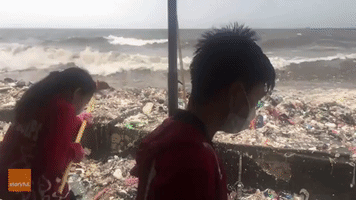 Volunteers Struggle to Stop Garbage Washing Ashore in Manila Bay