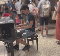 Pianist Uses Flight Delay to Play Jazzy Notes
