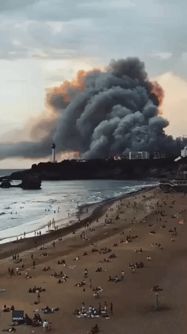 Thick Smoke From Fire Looms Over Beachgoers in Southwest France