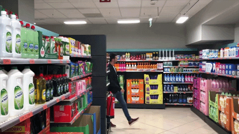 terça à tarde em espanhol

DESCRIÇÃO DA IMAGEM: Um homem está andando pela seção de produtos de limpeza do supermercado em direção à câmera. Ele está usando camiseta branca, blazer preto, calça jeans azul e sapatos marrons e tem cabelo curto preto e uma barba rala. 