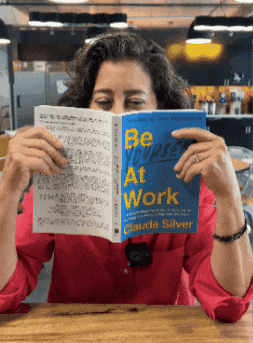 Looking Side To Side GIF by VaynerSpeakers