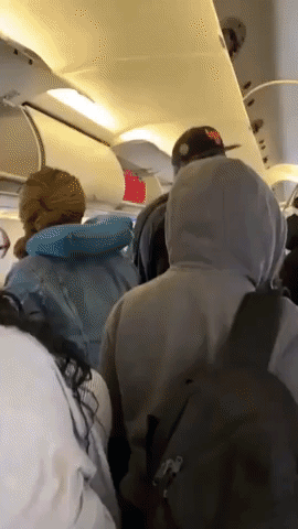 Passenger Films Crowded Atlanta-Charlotte Flight Ahead of Thanksgiving