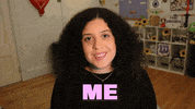 Video gif. Shalymar Rivera Gonzalez sits in her room, closes her eyes and smiles as she says, "Me encanta Bates Motel," which appears as text.