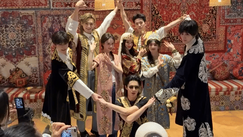 Дилан Ван, Ли Цинь, Ван До и другие в традиционных нарядах Синьцзяна 13 Дилан Ван, Ли Цинь, Ван До и другие в традиционных нарядах Синьцзяна