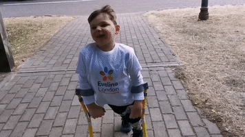 5-Year-Old Amputee Raises £320,000 for NHS With Walking Challenge