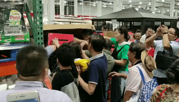 Shanghai Costco Limits Customers to 2,000 After Chaotic Opening Day