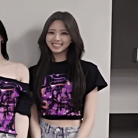 Helmets giphyupload kpop thumbs up itzy GIF